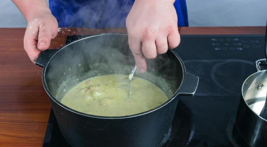 Добавьте в кастрюлю сидр и куриный бульон. Накройте крышкой и готовьте в духовке 2 часа, пока мясо не станет мягким.