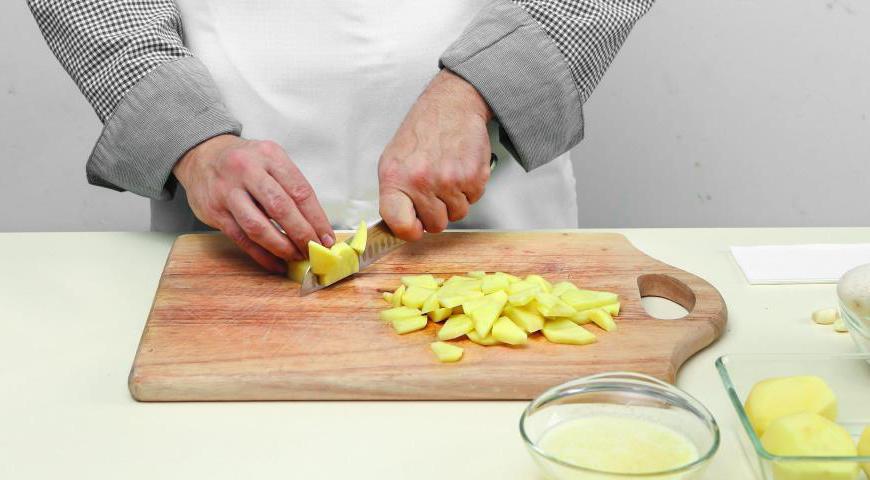 Очистите картофель и нарежьте его средними кусками. Промойте под проточной водой и хорошо обсушите.
