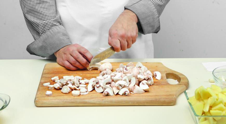 Ножки отделите от шляпок и нарежьте тонкими кружочками. Шляпки разрежьте на 6–8 частей вдоль.