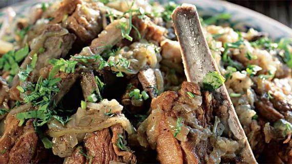 Рецепт тушеных бараньих ребрышек с луком: вкусная и ароматная трапеза