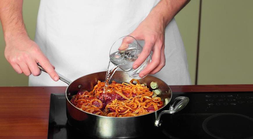 Посолите и поперчите мясо. Выложите его в кастрюлю с обжаренным луком, стараясь уложить в один слой. Засыпьте вторым слоем лука. Влейте 450 мл воды. Тушите на медленном огне в течение 1 часа 40 минут. За это время переверните стейки один раз и перемешайте лук. Готовое блюдо подавайте с овощными гарнирами.