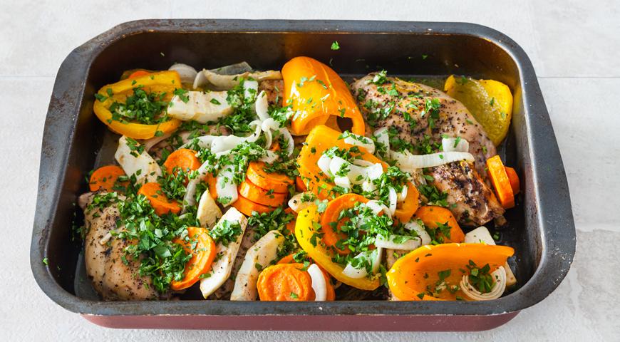Нарежьте петрушку и очищенный чеснок мелкими кусочками, добавьте их в блюдо и аккуратно перемешайте. Подавайте горячим, можно дополнить свежими овощами или хлебом.