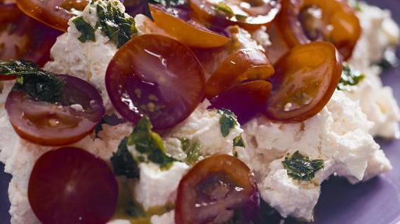 Свежая творожная закуска с сочными помидорами и зеленым маслом