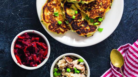 Вкусные творожные оладьи с необычной свекольной икрой и копченой форелью