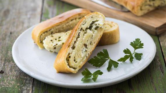 Вкусный творожный рулет с брынзой и зеленью — идеальное утреннее лакомство