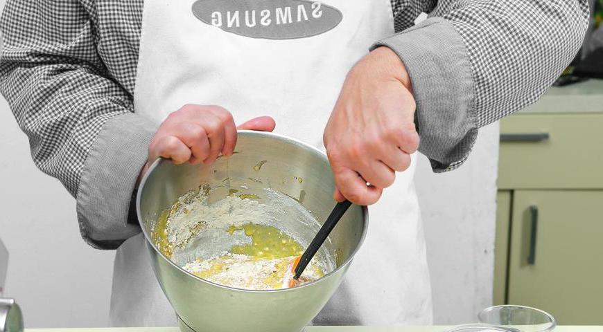 Используя миксер, взбейте сливочный сыр и сахар до однородности. Последовательно добавьте сметану, ваниль, муку и яйца, тщательно перемешивая после каждого ингредиента.