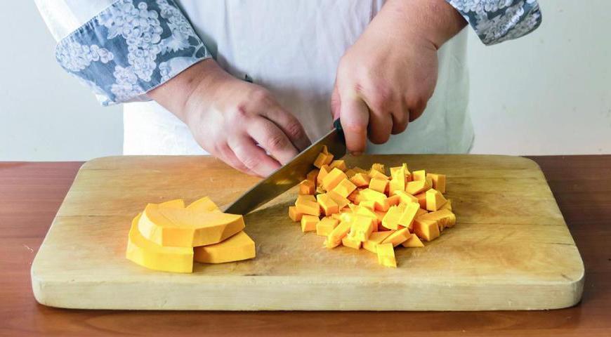 Очистите тыкву от кожуры и семян, нарежьте кусками среднего размера. Разложите на противне, застеленном пергаментной бумагой, посолите, поперчите, сбрызните оливковым маслом и запекайте в разогретой до 210 °C духовке до полной мягкости, около 22–27 минут.