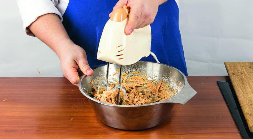 Для основы просейте муку, соду, разрыхлитель, соль, корицу и мускатный орех в отдельную миску. В большой миске смешайте растительное масло, яблочное пюре, белый и коричневый сахар, яйца и ванильный экстракт. Постепенно добавьте мучную смесь, постоянно помешивая на низкой скорости. Завершающим этапом добавьте тертую морковь.