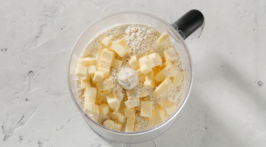 Сливочное масло нарежьте небольшими кубиками. Муку смешайте с солью и добавьте масло. Перетирайте между пальцами до получения крошки, похожей на панировочные сухари. Для удобства можно использовать кухонный комбайн (в импульсном режиме) или миксер с насадкой «лопатка». Не стремитесь к идеальной однородности — наличие комочков масла сделает тесто более рассыпчатым.