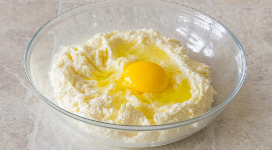 Используя миксер, взбейте мягкое масло с сахаром до получения пышной массы. Введите яйцо и ванильный экстракт, тщательно перемешивая. Постепенно добавьте мучную смесь и аккуратно перемешайте до однородности. Разделите тесто на две части.
