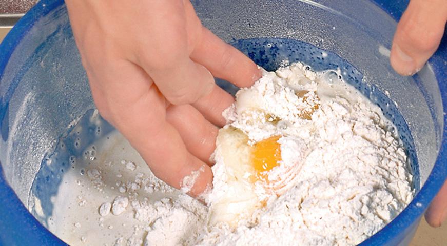 Соедините просеянную муку с яйцами, молоком и 2,5 столовыми ложками растительного масла. Тщательно вымесите тесто до однородной консистенции, накройте пленкой и оставьте на 35 минут.