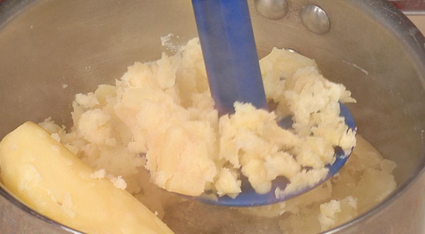 Разомните отваренный картофель в пюре, добавьте сливочное масло, обжаренный лук, посолите и поперчите. Оставшийся лук обжарьте в 1 столовой ложке сливочного масла в течение 12 минут, добавьте сахар и продолжайте готовить, пока он полностью не растворится. Снимите с огня и переложите в теплую миску.