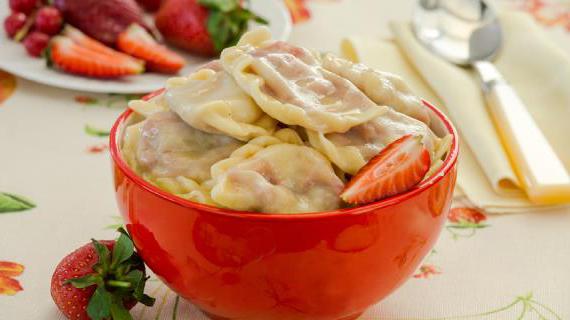 Вареники с клубникой на пару - нежный десерт для всей семьи