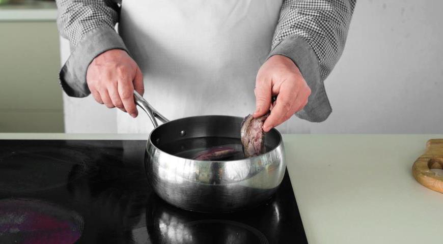 Поместите мясо в кастрюлю с кипящей водой, доведите до кипения, добавьте немного соли и варите на слабом огне около 1 часа. После этого нарежьте мясо небольшими кусочками и пропустите через мясорубку. Процедите бульон в чистую кастрюлю, долейте водой до объема 3,2 литра.