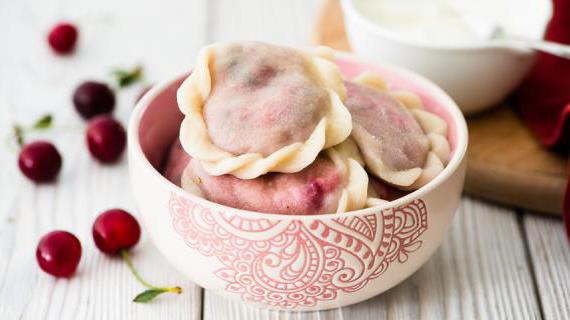 Вареники с творожной и вишневой начинкой