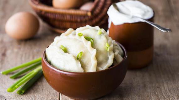 Домашние вареники с творогом и зеленым луком: простой и вкусный рецепт