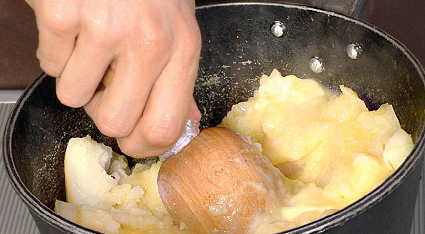 Слейте воду с отваренного картофеля. В кастрюлю добавьте оставшееся оливковое масло, соль и перец. Разомните картофель в грубое пюре, сохраняя немного текстуры.