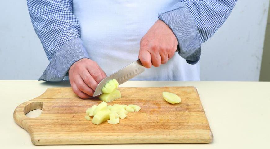 Очистите картофель, нарежьте небольшими кубиками (со стороной около 1,5 см), поместите в кастрюлю, залейте горячей водой (примерно 2 стакана). После закипания добавьте соль, убавьте огонь и варите 6 минут. Затем снимите с плиты и дайте картофелю полностью остыть вместе с отваром.