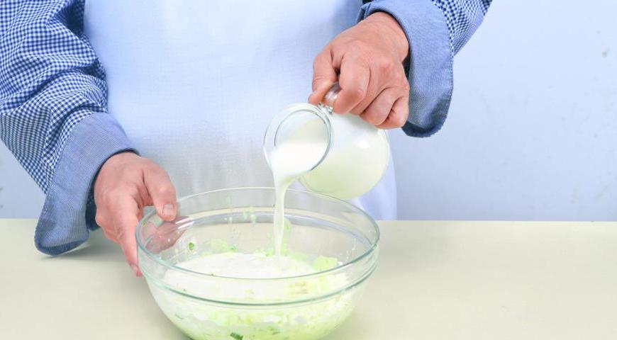 К полученной массе из лука и желтков добавьте часть картофельного отвара, тщательно перемешайте. Далее соедините все ингредиенты: картофель, кефир, рубленые яйца и полученную смесь.