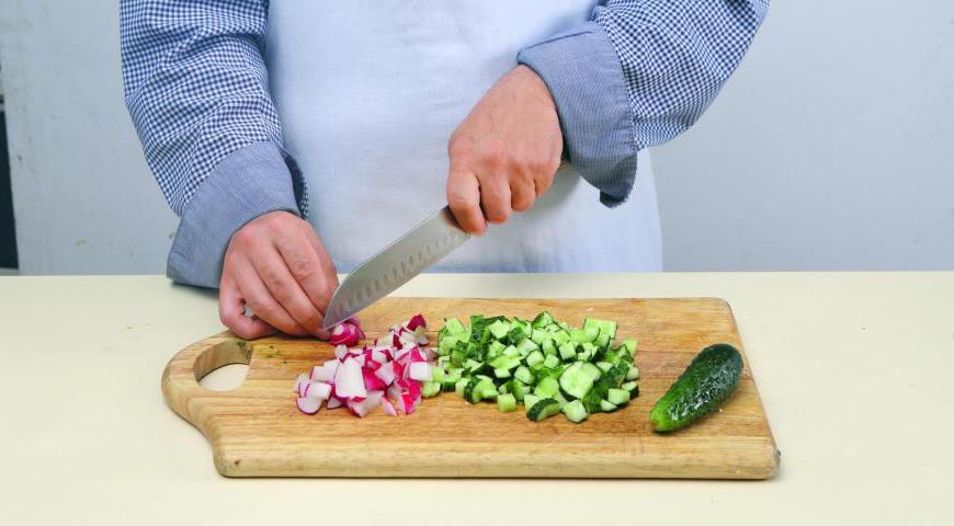Редис и огурцы (если кожица слишком жесткая, очистите их) нарежьте кубиками размером 1–1,5 см. Посолите, перемешайте и дайте немного постоять (7–10 минут). Затем добавьте к остальному содержимому окрошки вместе с выделившимся соком. Поставьте в холодильник минимум на 3 часа для настаивания перед подачей.