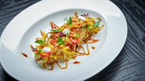 Вегетарианские картофельные трубочки с овощами