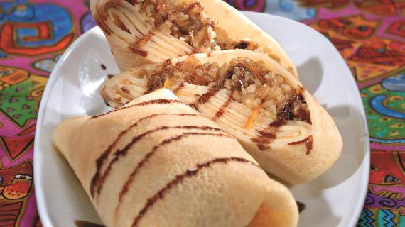 Венгерские блины с ореховой начинкой и шоколадным соусом