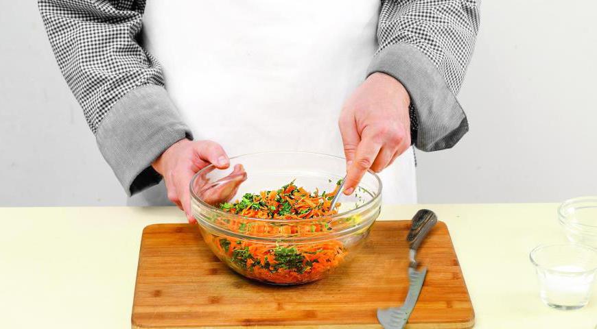 Добавьте соль и перец по вкусу, тщательно перемешайте салат до однородности. Оставьте его настояться при комнатной температуре не менее 15 минут перед подачей на стол.