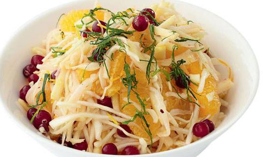 Витаминный салат из капусты с клюквой и цитрусами