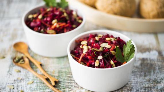 Витаминный салат из свеклы и моркови с гранатом для здорового питания