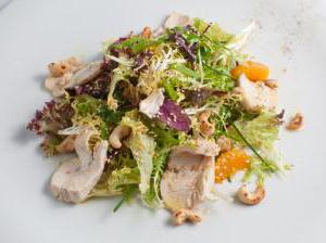 Витаминный салат с курицей и мандаринами для легкого ужина
