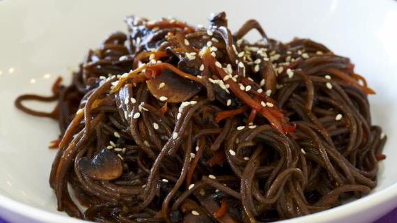 Вкусная гречневая лапша с шампиньонами, морковью и ароматными специями