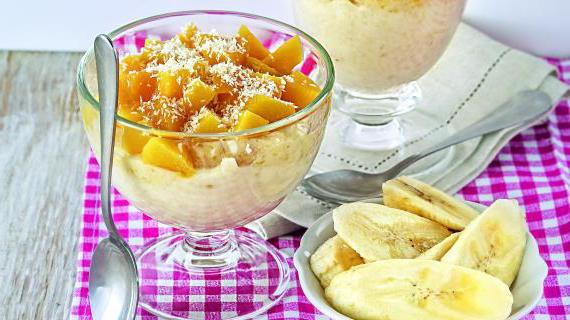 Свежий и вкусный завтрак с овсяной кашей и фруктами