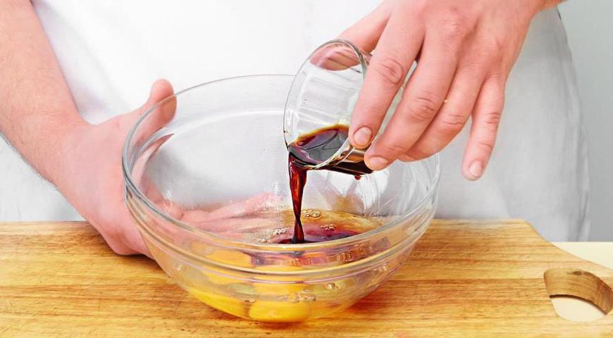 Отварите лапшу в большом количестве подсоленной воды согласно рекомендациям на упаковке. После этого промойте холодной водой и дайте ей обсохнуть. Взбейте яйца с 2 столовыми ложками теплой воды, добавьте соевый соус и рисовый уксус.