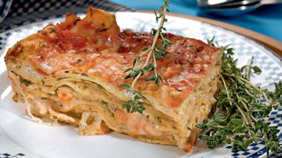 Вкусная лазанья с сыром, шпинатом и свежим базиликом