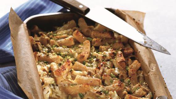 Вкусная макаронная запеканка с яблоками и белым шоколадом