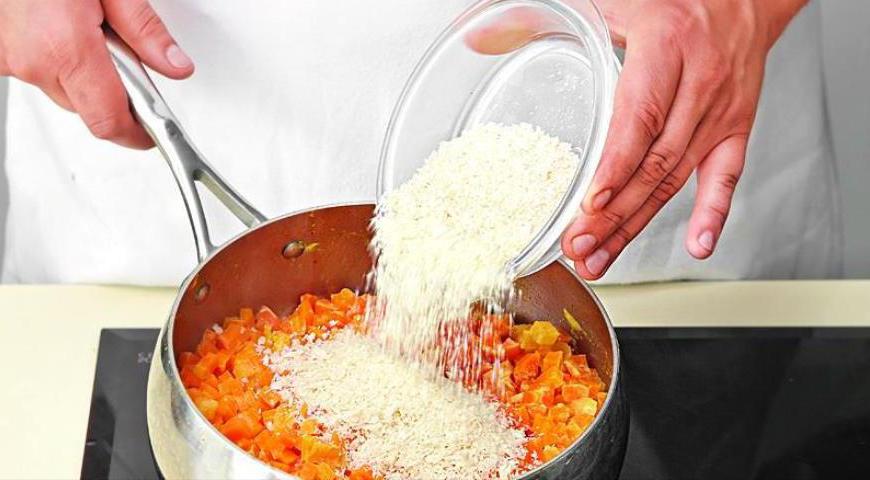 Добавьте в тушеную морковь сухари и перемелите все через мясорубку либо взбейте блендером до однородности.
