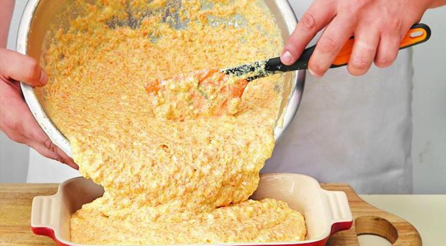 Выложите готовую смесь в форму, смазанную маслом, и отправьте в духовку, разогретую до 180 °C. Запекайте 30–45 минут, пока поверхность не станет золотистой. Не открывайте духовку заранее, чтобы запеканка не опала. Подавайте горячей, теплой или охлажденной со сметаной.