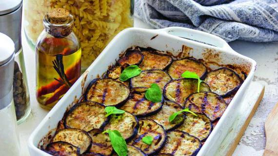 Вкусная запеканка из баклажанов с пастой и козьим сыром