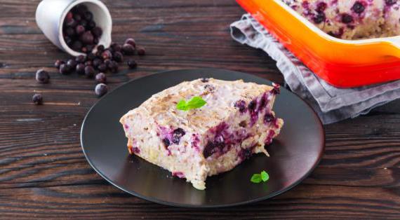 Вкусная запеканка из яичной лапши с творогом и черной смородиной
