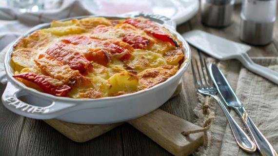 Сочные слои из перца, ветчины и сыра: вкусная запеканка для семейного ужина