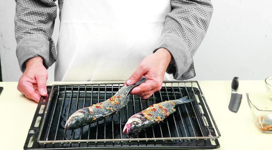 Предварительно разогрейте духовку до 210 °C с функцией гриля. Выложите рыбу на смазанную маслом решетку и запекайте 14 минут. После готовности дайте рыбе немного отдыха перед подачей.