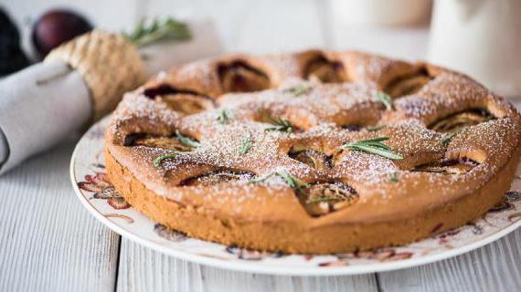 Вкуснейшая шарлотка со сливами для семейного чаепития