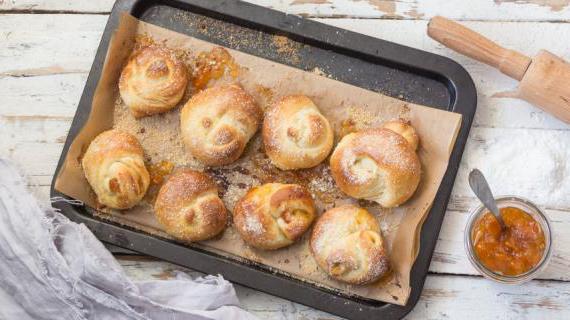Нежные булочки с повидлом: вкусный и ароматный рецепт на каждый день