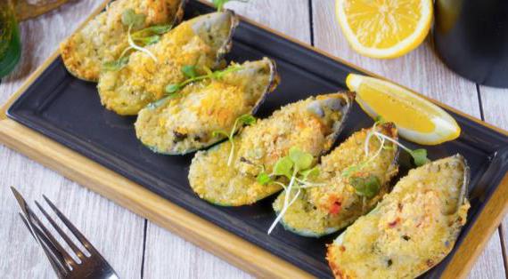 Вкуснейшие мидии, запеченные под хрустящей корочкой из пармезана