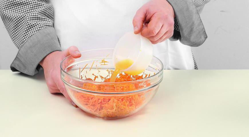 Разогрейте духовку до 180 °C. Очистите морковь и натрите ее на мелкой терке. Вымойте апельсин щеткой, сотрите цедру мелкой теркой. Разрежьте апельсин пополам, выжмите сок. Смешайте сок и цедру с натертой морковью.