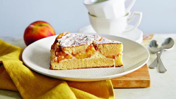 Летний десерт с творожной начинкой и сочными персиками