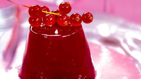 Вкусное и ароматное желе из черной смородины с ягодным пюре