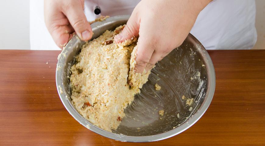 В глубокую миску выложите обжаренный лук, остывшее киноа, капусту, панировочные сухари, нарезанные вяленые томаты и яйцо. Посолите, поперчите, перемешайте до однородной массы. Если масса слишком влажная, можно добавить немного муки для консистенции.