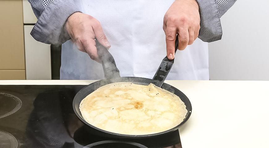 Разогрейте сковороду на сильном огне, слегка смажьте маслом. Выпекайте блинчики, периодически переворачивая. Готовые блинчики уложите стопкой, накрыв полотенцем. Подавайте горячими с любимыми начинками.