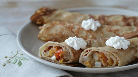 Ароматные блинчики с медово-фруктовой начинкой из яблок и кураги